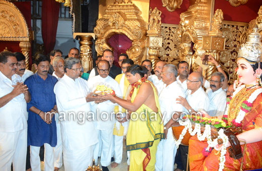 Siddaramaiah inagurates Mangalore Dasara at Sri Gokarnanatha Kshetra, Kudroli